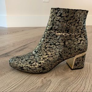 DKNY ankle boots; size 9M, Gold/Black